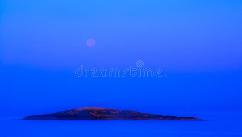 Blå moonset och soluppgång Blå moonset och soluppgång