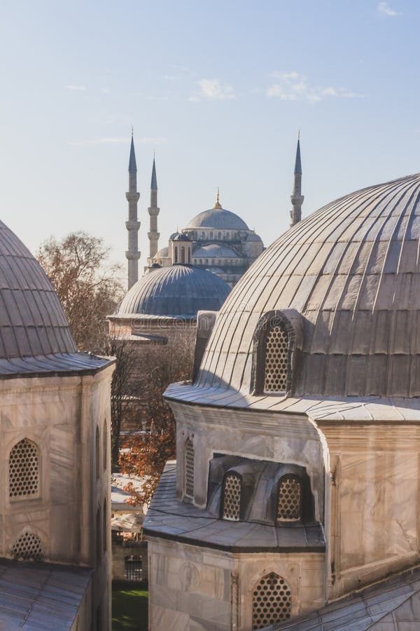 Blå moské eller Sultan Ahmed Mosque, över kupoler i Istanbul, Turkiet royaltyfri fotografi Blå moské eller Sultan Ahmed Mosque, över kupoler i Istanbul, Turkiet royaltyfri fotografi