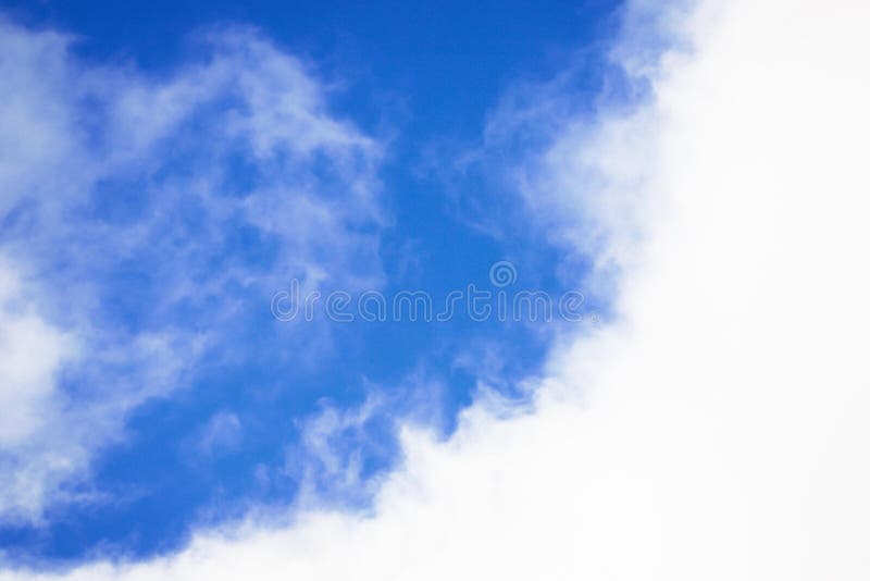 Blå och vit himmelbakgrund Härlig himmel med vita moln royaltyfria foton Blå och vit himmelbakgrund Härlig himmel med vita moln royaltyfria foton