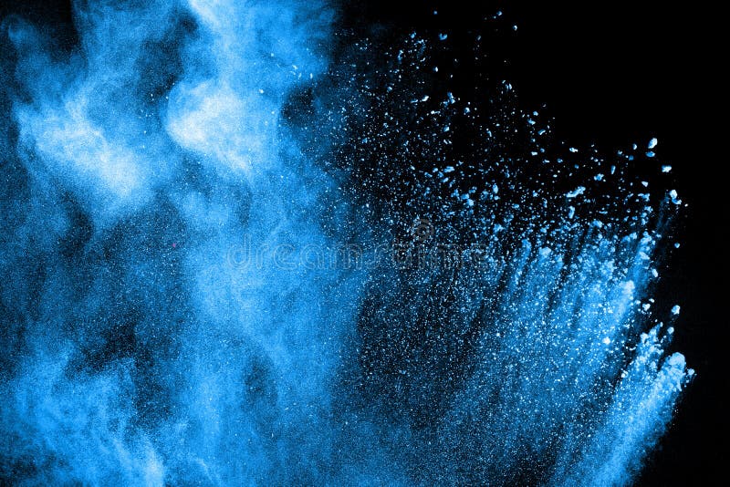 Blå pulvermoln exploderar på svart bakgrund Blåblåsa dammpartiklar som blåser upp på bakgrunden