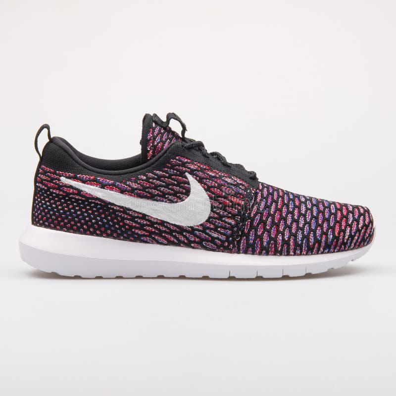 Blå, röd och vit gymnastiksko för Nike Roshe NM Flyknit svart, royaltyfri fotografi Blå, röd och vit gymnastiksko för Nike Roshe NM Flyknit svart, royaltyfri fotografi