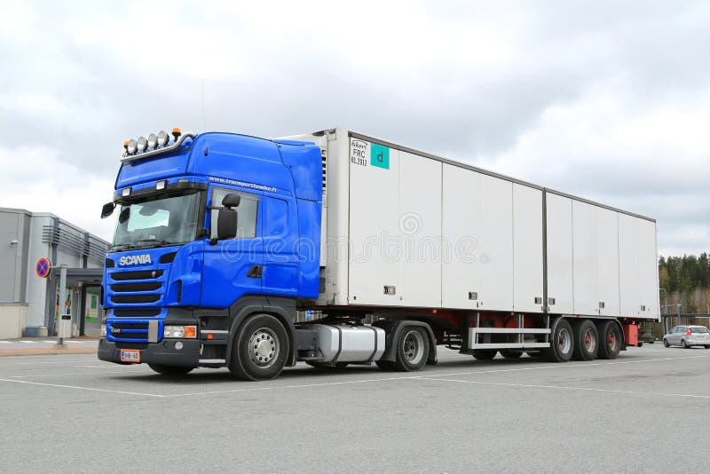 Blå Skåne R440 släplastbil royaltyfria bilder Blå Skåne R440 släplastbil royaltyfria bilder