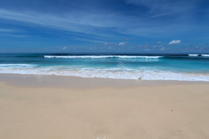 blå strand med vita sand och vågor i Bukit område, Bali royaltyfri bild blå strand med vita sand och vågor i Bukit område, Bali royaltyfri bild
