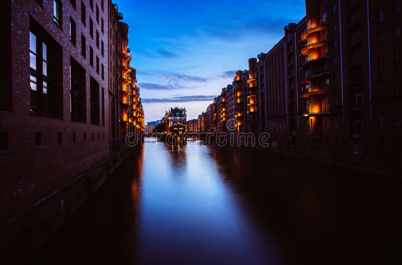 Blå timme i lagerområdet - Speicherstadt Turismgränsmärke av Hamburg i skymning Sikt av Wandrahmsfleet in royaltyfri bild Blå timme i lagerområdet - Speicherstadt Turismgränsmärke av Hamburg i skymning Sikt av Wandrahmsfleet in royaltyfri bild