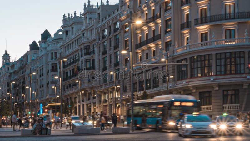 Blå timme Timelapse i Gran via gatan av Madrid