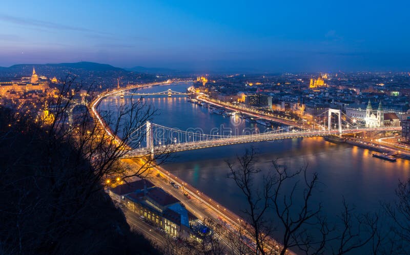 Blå timmesikt över Danube River med Margaret Bridge och den Chain bron i Budapest, Ungern arkivbilder Blå timmesikt över Danube River med Margaret Bridge och den Chain bron i Budapest, Ungern arkivbilder