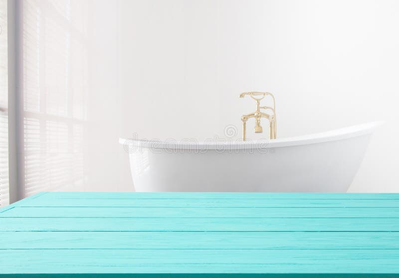 Blå trähylla på badrumbakgrund Träskrivbordtabell med utrymme för bästa sikt och kopieringsnära det vita badet på hotellet f?r re royaltyfri bild Blå trähylla på badrumbakgrund Träskrivbordtabell med utrymme för bästa sikt och kopieringsnära det vita badet på hotellet f?r re royaltyfri bild