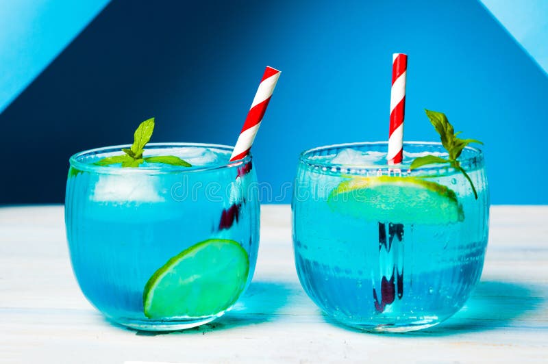 Blåa coctailar som dekoreras med citronen arkivbilder Blåa coctailar som dekoreras med citronen arkivbilder