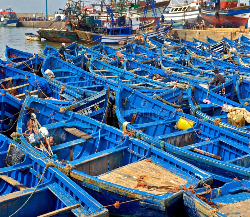 Blåa fiskebåtar i porten av Essaouira, Marocko arkivfoton Blåa fiskebåtar i porten av Essaouira, Marocko arkivfoton