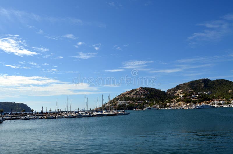 Blåa himlar och crystal blått vatten i port Andratx Mallorca royaltyfri fotografi Blåa himlar och crystal blått vatten i port Andratx Mallorca royaltyfri fotografi