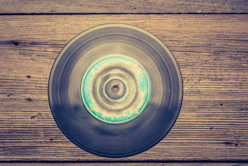 Blåa skrapade vinyler en på trätabellen royaltyfri bild Blåa skrapade vinyler en på trätabellen royaltyfri bild