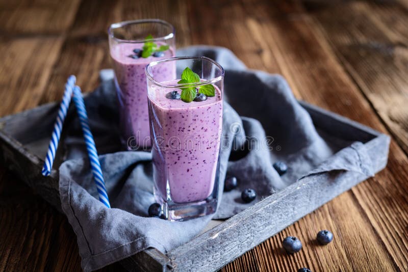 Blåbärmilkshake i glass krus royaltyfria foton Blåbärmilkshake i glass krus royaltyfria foton