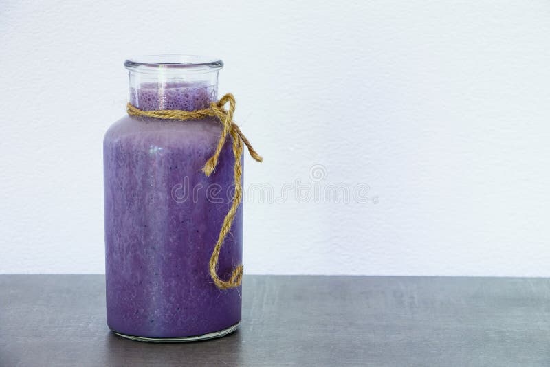Blåbärsmoothie i krus arkivfoto Blåbärsmoothie i krus arkivfoto