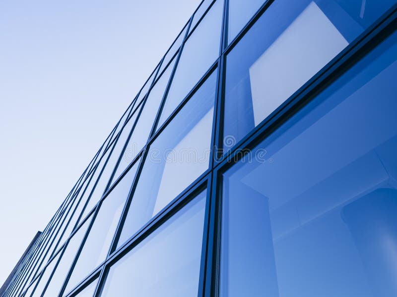 Blått för bakgrund för fasad för arkitekturdetalj tonar moderna Glass royaltyfri bild