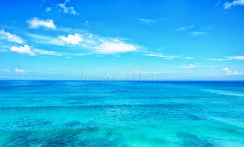 Blått hav med horisonten för blå himmel