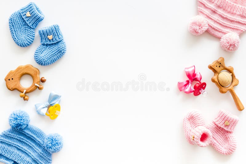 Blått och rosa skor, hatt, dummy, stutningsram för barn på vit bakgrund, uppochnedslag arkivfoto