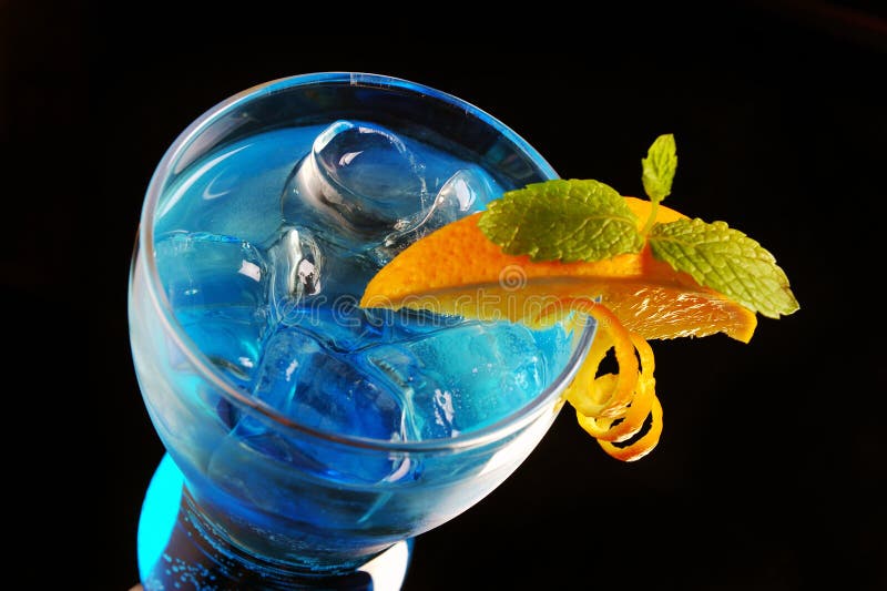 Blåttcoctail med is och apelsinen arkivfoto Blåttcoctail med is och apelsinen arkivfoto