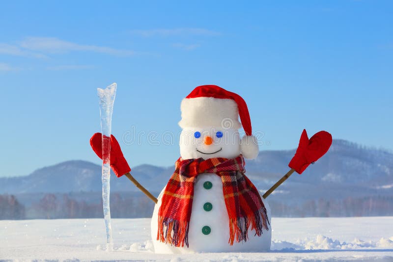 Blåtten synade le snögubben i den röda hatten, handskar, och plädhalsduken rymmer istappen i hand Glad kall vintermorgon royaltyfri foto Blåtten synade le snögubben i den röda hatten, handskar, och plädhalsduken rymmer istappen i hand Glad kall vintermorgon royaltyfri foto