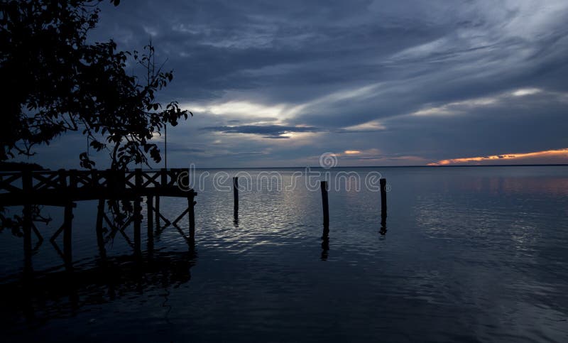 Blåttsolnedgång på amason laken, Brasilien arkivfoto Blåttsolnedgång på amason laken, Brasilien arkivfoto