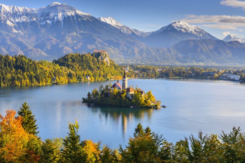 Blödd panoramautsikt av sjön, Slovenien