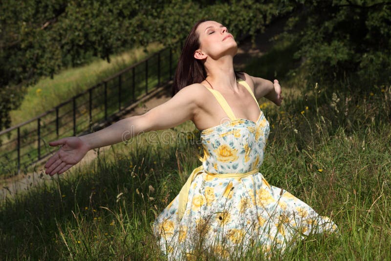 blötande sommarsun för bygd upp kvinna royaltyfri foto blötande sommarsun för bygd upp kvinna royaltyfri foto