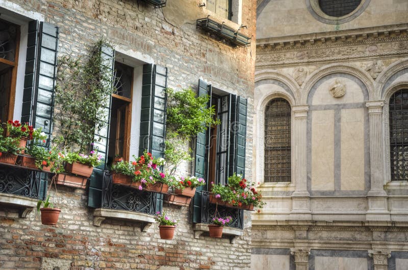 Blumenkasten, Venedig, Italien lizenzfreie stockbilder Blumenkasten, Venedig, Italien lizenzfreie stockbilder