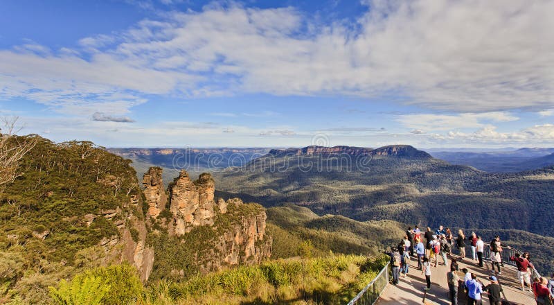BM 3 siostry Odbijają się echem tłumu. Australia NSW błękitnych gór panoramiczny widok przy trzy siostr punktu zwrotnego rockową formacją od echowego punktu punktu obserwacyjnego przy zmierzchem pod doliną i
