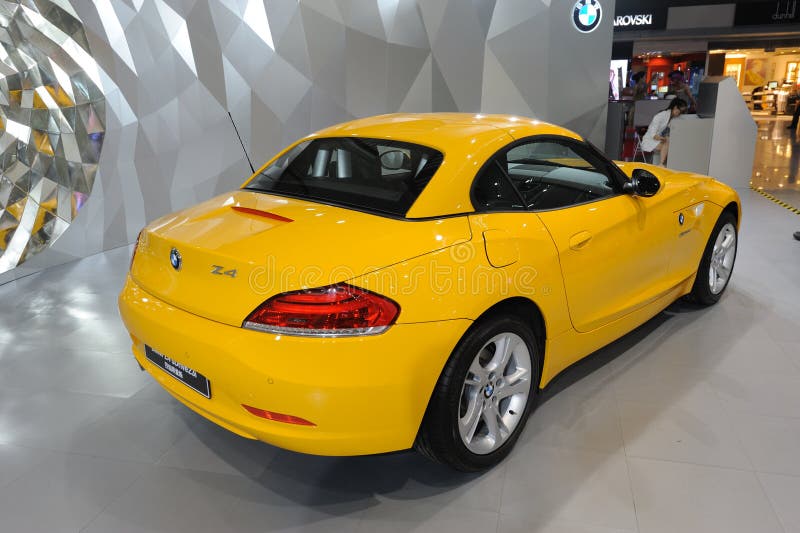 BMW amarillo Z4 sDrive23i foto de archivo editorial. Imagen de motores