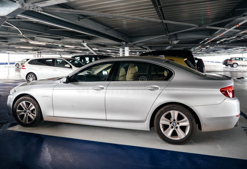 BMW d'argento parcheggiato su parcheggio dell'aeroporto fotografia stock libera da diritti BMW d'argento parcheggiato su parcheggio dell'aeroporto fotografia stock libera da diritti