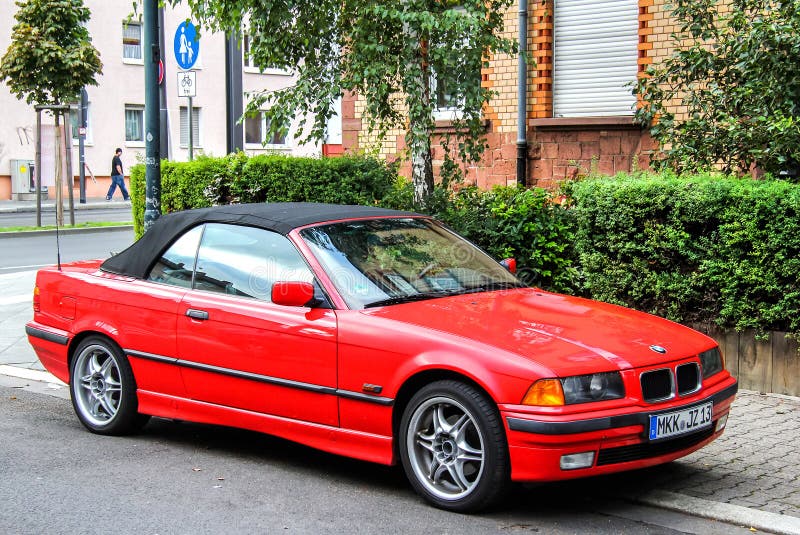 BMW E36 3-й серии. Франкфурт-на-Майне, Германия-15 сентября 2013 года: автомобиль BMW E36 3-series на городской улице стоковые фотографии BMW E36 3-й серии. Франкфурт-на-Майне, Германия-15 сентября 2013 года: автомобиль BMW E36 3-series на городской улице стоковые фотографии
