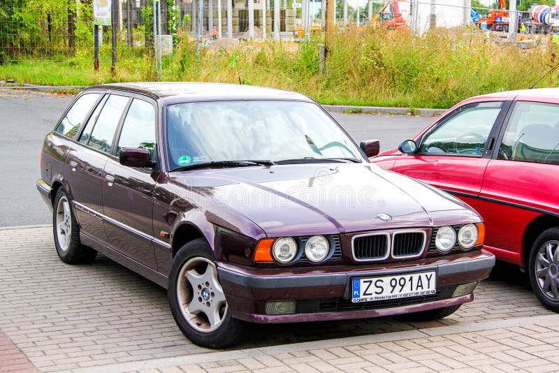 BMW E34 5-й серии. Щецин, Польша-13 августа 2014 года: старый автомобиль BMW E34 5-series на городской улице стоковые фотографии