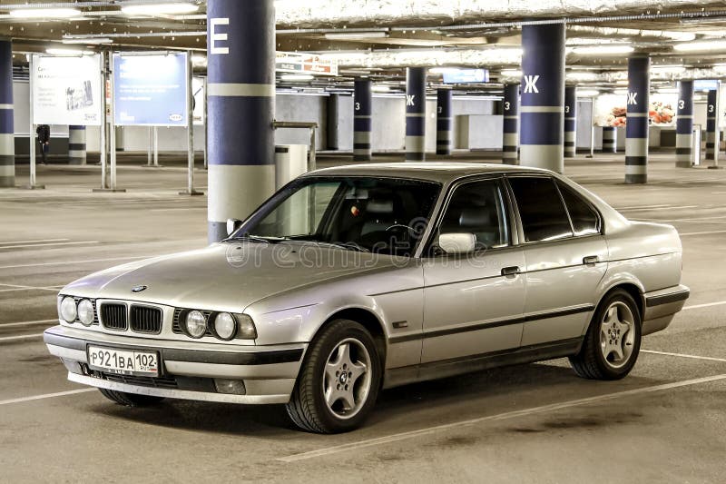 BMW E34 5-й серии. Уфа, Россия-27 августа 2014: автомобиль BMW E34 5-series на подземной парковке роялти бесплатно стоковые фотографии