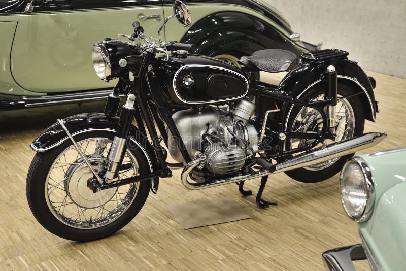 BMW R50 (1955) door 2 cilinder OHV wordt aangedreven - Boksermotor die royalty-vrije stock foto BMW R50 (1955) door 2 cilinder OHV wordt aangedreven - Boksermotor die royalty-vrije stock foto