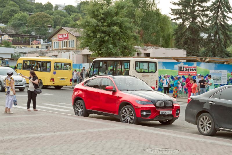 BMW X6 необычного красного цвета. Кисловодск-6 августа: BMW X6 необычного красного цвета припаркован на обочине дороги в центре города . 6 августа 2015 года в Кисловодске, Россия Сток-фотография без роялти