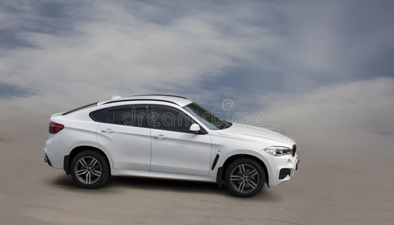 BMW X6, coche blanco.  imagen de archivo.  Imagen de natural, viajes -