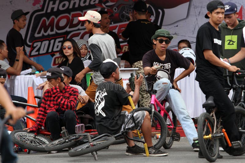 Les enthousiastes de vélo de BMX ont une réunion sur un champ dans la ville du solo, Java-Centrale, Indonésie