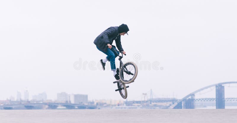 BMX-Reiter macht einen TAilwhip-Trick Junger Mann, der Tricks in der Luft auf einem BMX-Fahrrad tut BMX-Freistil lizenzfreies stockfoto BMX-Reiter macht einen TAilwhip-Trick Junger Mann, der Tricks in der Luft auf einem BMX-Fahrrad tut BMX-Freistil lizenzfreies stockfoto