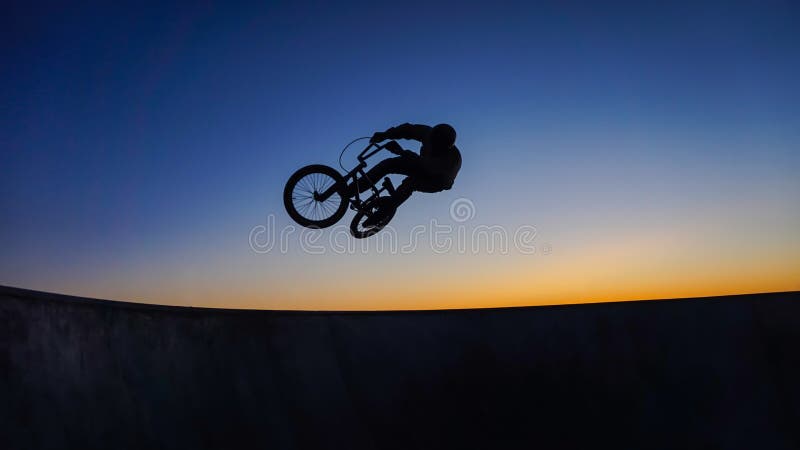 Bmx skacze sylwetkę przeciw zmierzchowi przy Portugalia zdjęcie stock Bmx skacze sylwetkę przeciw zmierzchowi przy Portugalia zdjęcie stock