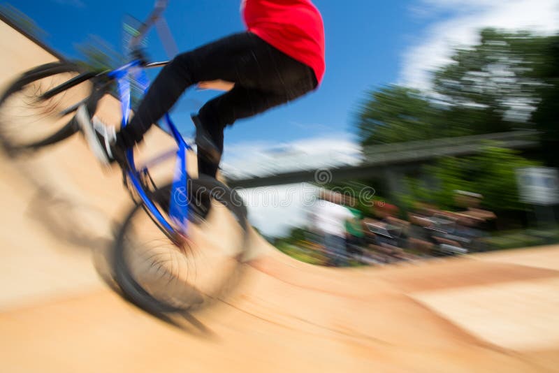 Fouet D'arrière D'arrêt De Vélo De BMX Image stock - Image du extrême,  sports: 126904677