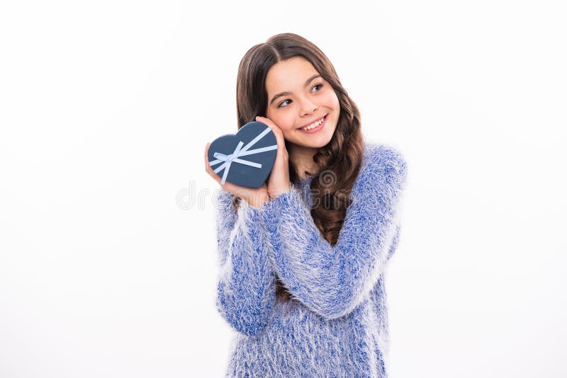 Enfant Adolescent Avec Boîte Cadeau Adolescente Donnant Un Cadeau  D'anniversaire Concept De Salutation Et De Don Présent