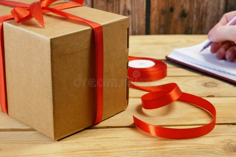 Colis Cadeau Ou Boîte Postale Avec Ruban Rouge Arc Brun Carton Surprise  Image stock - Image du salutation, rouge: 239402309
