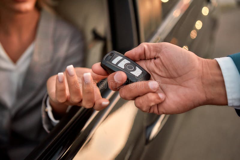 Boa escolha. foto recortada da mão masculina dando a chave do carro a uma mulher sentada no carro imagens de stock