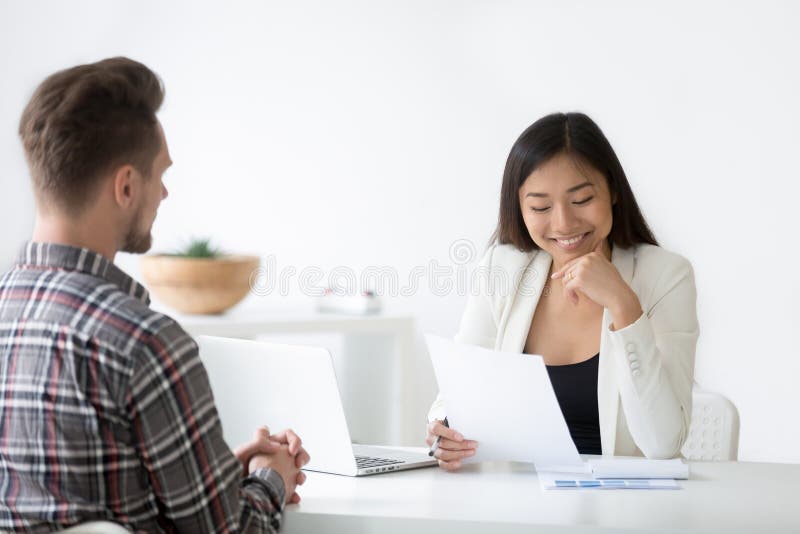 Boa impressão no conceito da entrevista, hora asiática de sorriso que lê r imagem de stock Boa impressão no conceito da entrevista, hora asiática de sorriso que lê r imagem de stock
