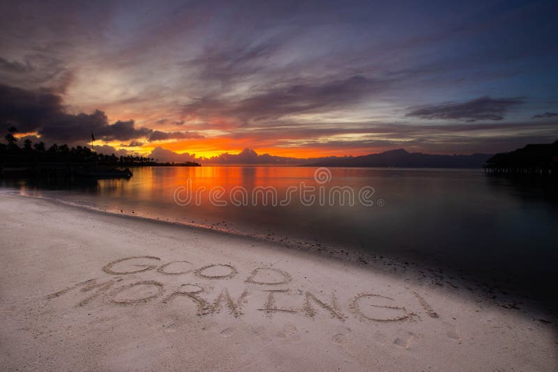 Boa Mensagem Matinal Escrita Na Areia De Uma Praia De Ilha Tropical Durante  Um Belo Nascer Do Sol Foto de Stock - Imagem de oceano, bonito: 198249930