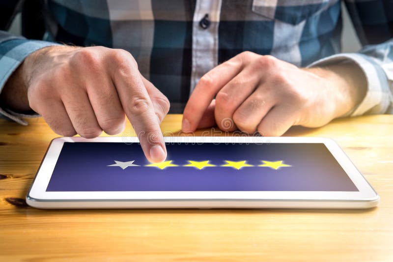 Boa revisão Cliente satisfeito e feliz que dá a grande avaliação foto de stock Boa revisão Cliente satisfeito e feliz que dá a grande avaliação foto de stock