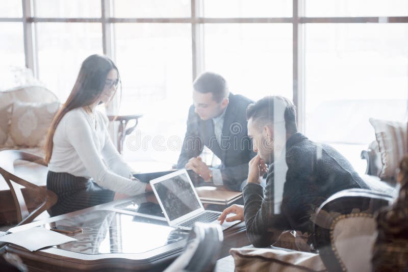 Boa vinda a bordo de dois homens consideráveis que agitam as mãos com sorriso no escritório com seus colegas de trabalho Equipe n imagens de stock royalty free Boa vinda a bordo de dois homens consideráveis que agitam as mãos com sorriso no escritório com seus colegas de trabalho Equipe n imagens de stock royalty free