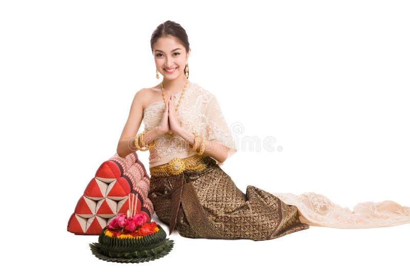 Boa vinda tailandesa das mulheres com o terno tailandês tradicional imagem de stock Boa vinda tailandesa das mulheres com o terno tailandês tradicional imagem de stock