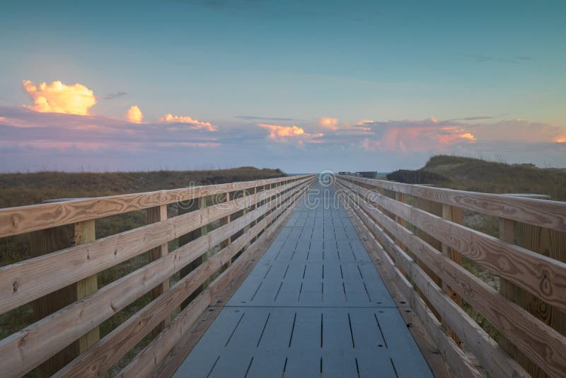 Boardwalk plaża na Zewnętrznych bankach NC zdjęcie royalty free Boardwalk plaża na Zewnętrznych bankach NC zdjęcie royalty free