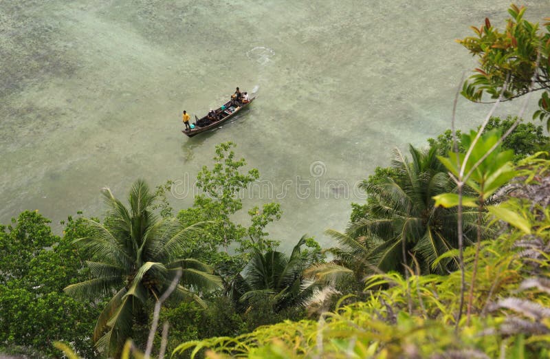 Boat approaching shore in tropical sea destination Pasumpahan island royalty free stock photography Boat approaching shore in tropical sea destination Pasumpahan island royalty free stock photography