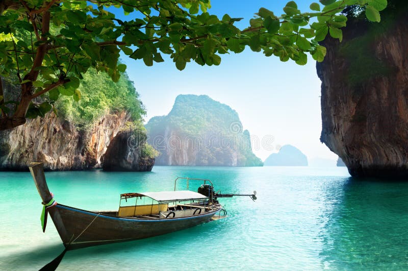 Un barco sobre el Playa de isla en provincia, tailandia.